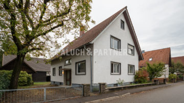 Ein- bis Zweifamilienhaus mit großem Grundstück und praktischem Nebengebäude in Elchesheim-Illingen, 76477 Elchesheim-Illingen, Einfamilienhaus