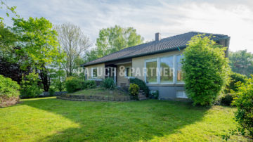Walmdach-Bungalow mit Filetgrundstück in Braam-Ostwennemar, 59071 Hamm / Braam-Ostwennemar, Bungalow